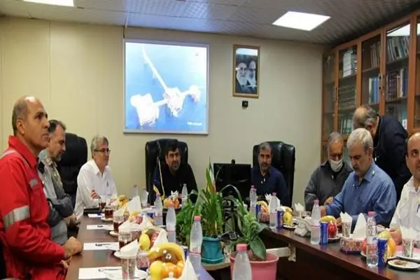 دیدار معاون توسعه مدیریت و سرمایه انسانی وزیر نفت با کارکنان سکوهای پارس جنوبی