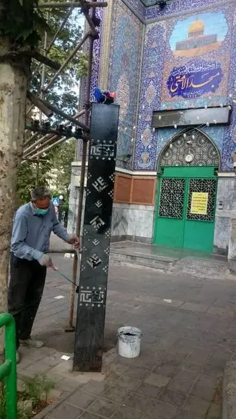 سیاه پوش شدن معابر و المان های شهری شمال شرق تهران در آستانه ماه محرم

