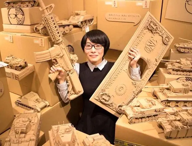 زنی که کارتن‌های قدیمی را به مجسمه‌های خارق العاده تبدیل می کند+عکس