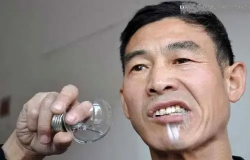 مرد عجیب و غریبی که لامپ می خورد!+عکس
