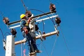 اصلاح ۵۴ کیلومتر شبکه برق در شهرستان فراهان

