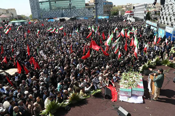 آیین تشییع دو شهید مدافع حرم از میدان امام حسین (ع) تا میدان شهدا