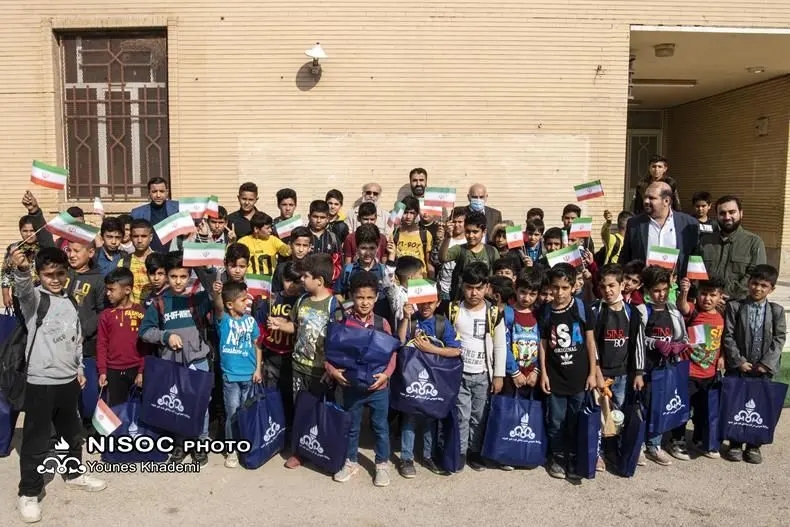 توزیع بسته های نوشت افزار در مناطق همجوار با تاسیسات نفت

