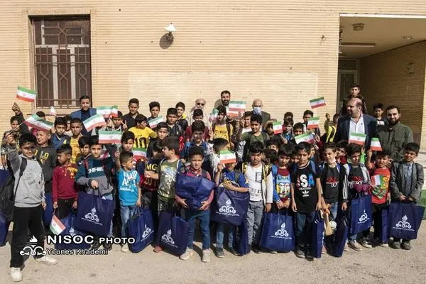 توزیع بسته های نوشت افزار در مناطق همجوار با تاسیسات نفت