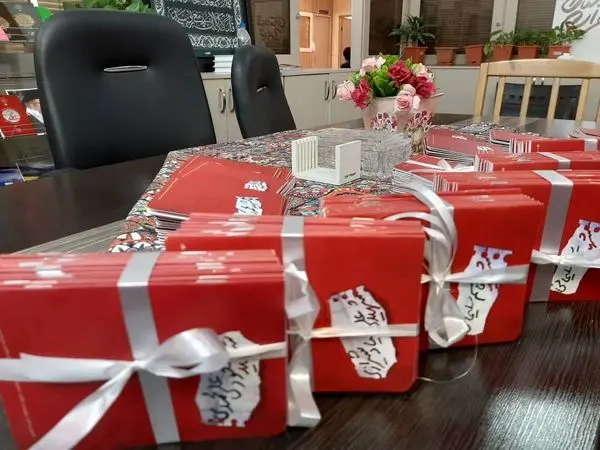 اهدای مجموعه کتابهای شناسنامه شهدا در قلب طهران
