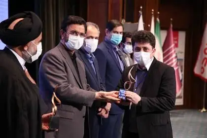 اهدای نشان لیاقت مدیریت ایران به دکتر معروفخانی در جشنواره فجر مدیریت ایران