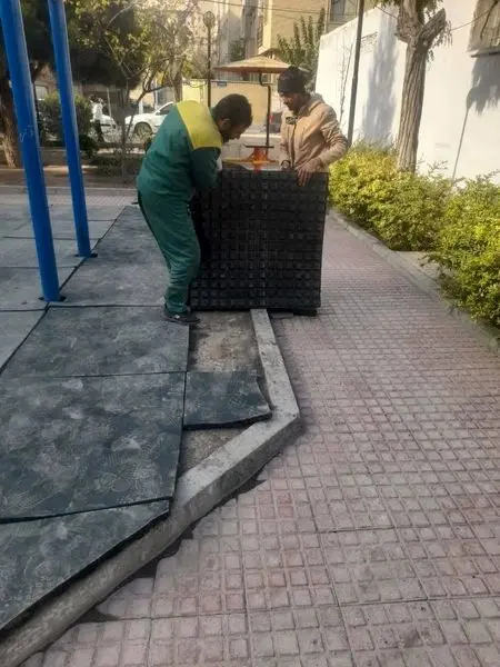 ترمیم و تعویض کف پوش زمین بازی 64 بوستان  منطقه 13