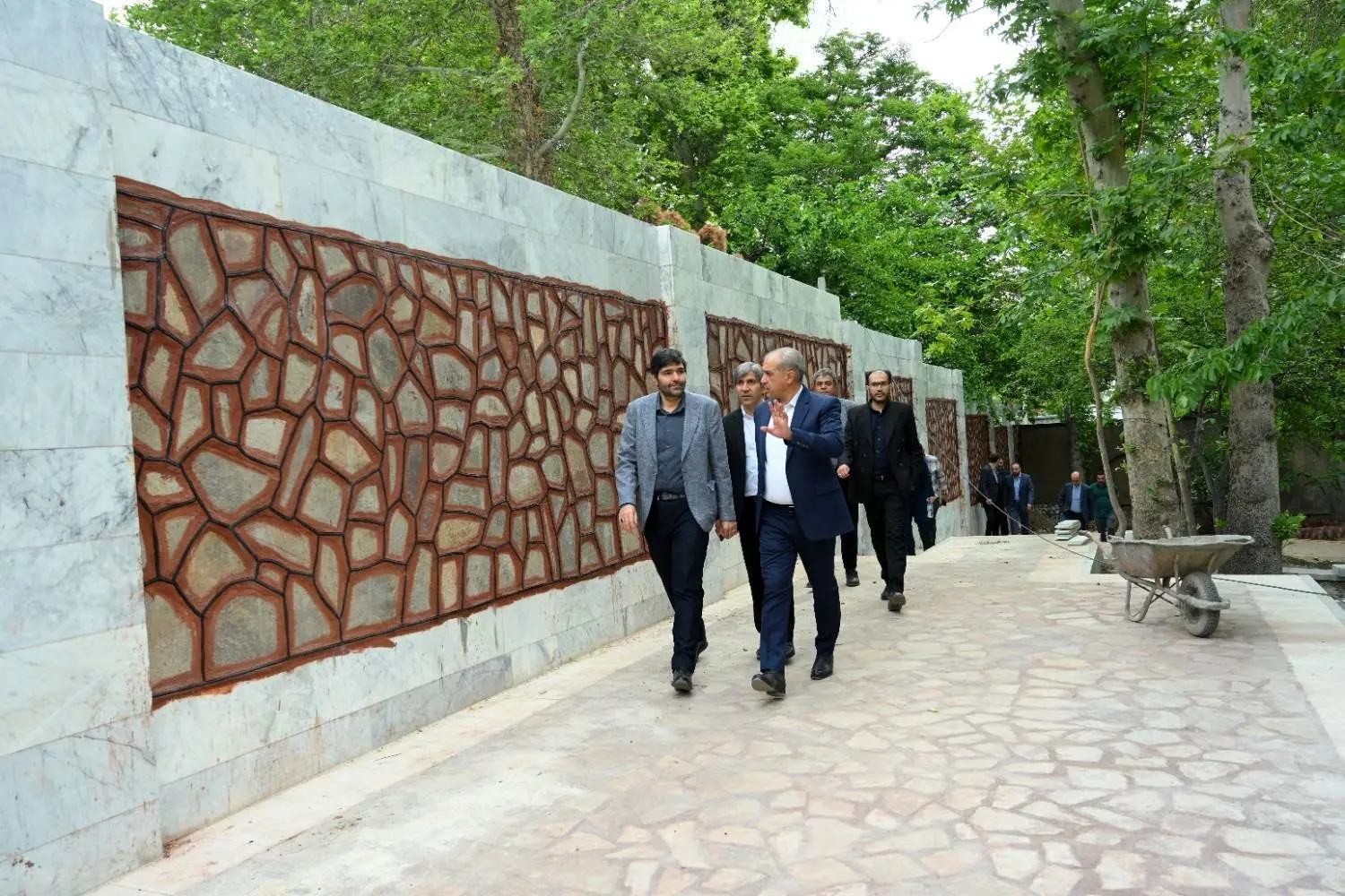 دیواره خطرساز انتهای خیابان فروردین در درکه ایمن سازی شد 