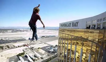 راه رفتن روی طناب در ارتفاع 147 متری از سطح زمین+عکس