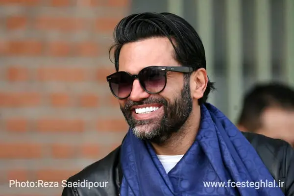 حنیف عمران زاده و علیرضا واحدی تماشاگران بازی استقلال  + عکس