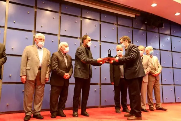 مدیر روابط عمومی شرکت بهره برداری متروی تهران برگزیده ملی شانزدهمین جشنواره ملی انتشارات شد