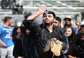 گرمای بیش از حد عراق و همکاری جمعی برای خنک کردن زائران 

