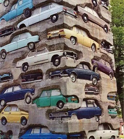 سازه‌ای عجیب از ماشین های قدیمی که جاذبه توریستی دارد+عکس