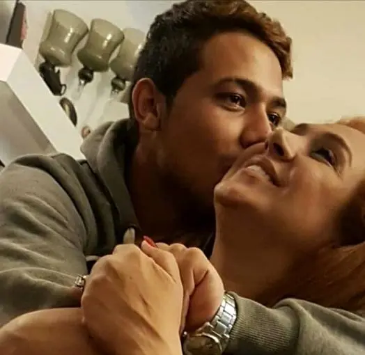 ابراز علاقه عجیب و غیر عادی خانم بازیگر و پسر جوانش+عکس