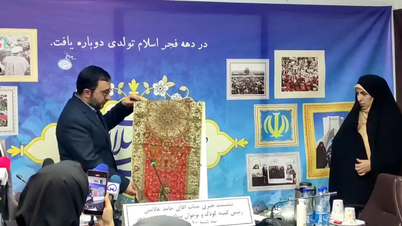 رونمایی پوستر کمیته کودک و نوجوان ستاد مرکزی دهه فجر 