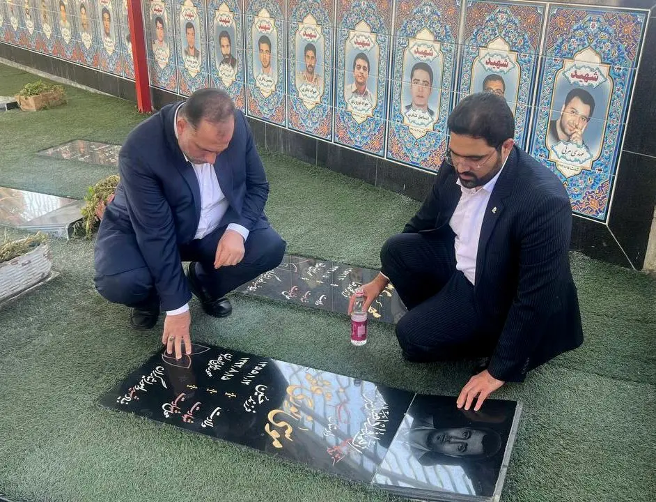 حضور قمصریان در گلزار شهدای زاهدان در آستانه سالگرد انقلاب اسلامی
