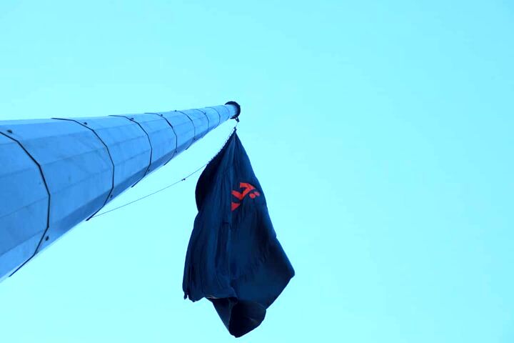 اهتزاز پرچم عزای حسینی برفراز بام تهران 

