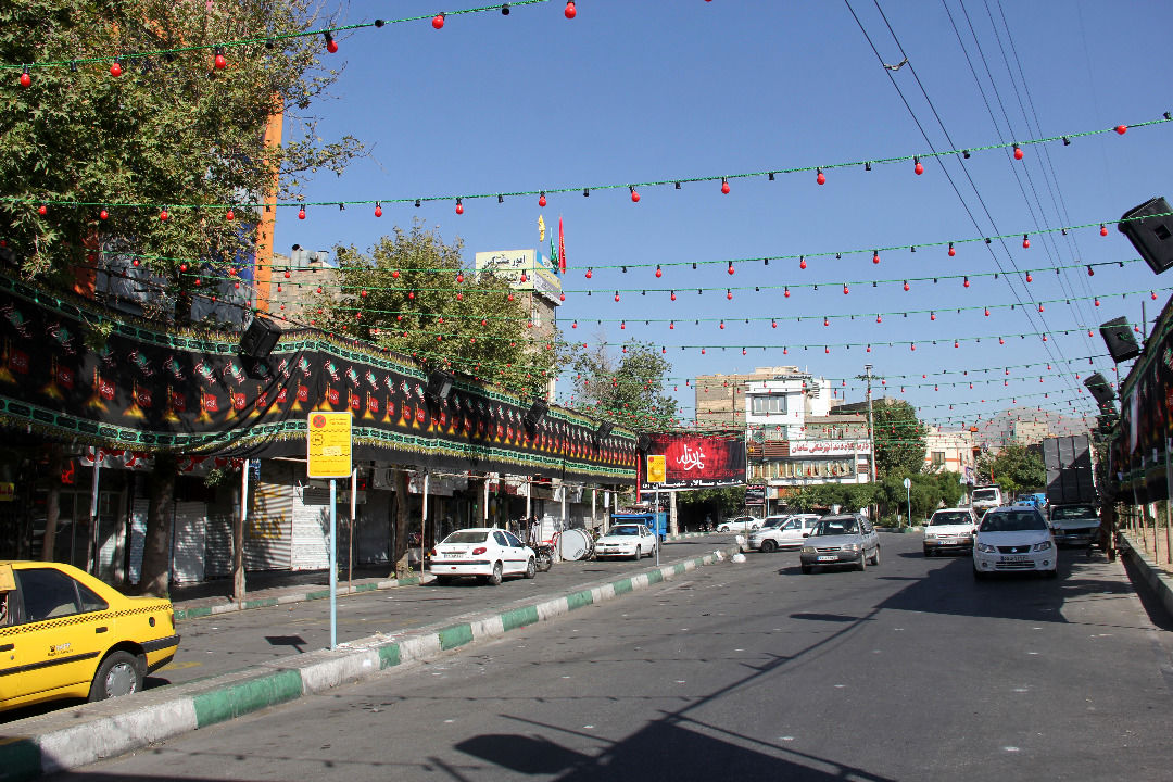 ۱۵۰ معبر و میدان شمال شرق تهران به مناسبت ماه محرم سیاه پوش شد