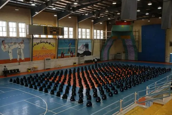 توزیع ۷۰۰ بسته نوشت افزار میان دانش آموزان کم برخوردار مسجدسلیمانی
