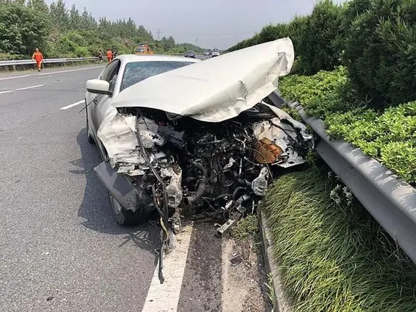 وسوسه رانندگی با ماشین گرانقیمت کار دست یک جوان داد! + عکس