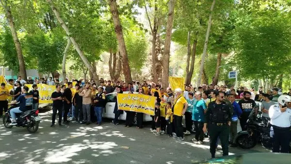 تجمع همزمان هواداران استقلال و سپاهان در تهران و اصفهان