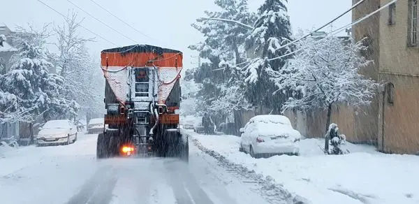آمادهباش تمامی ماشینآلات تخصصی برفروبی در نواحی شمالی تهران