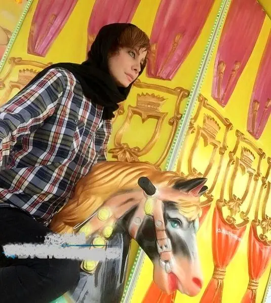 بازی کردن شراره رخام در شهربازی+عکس