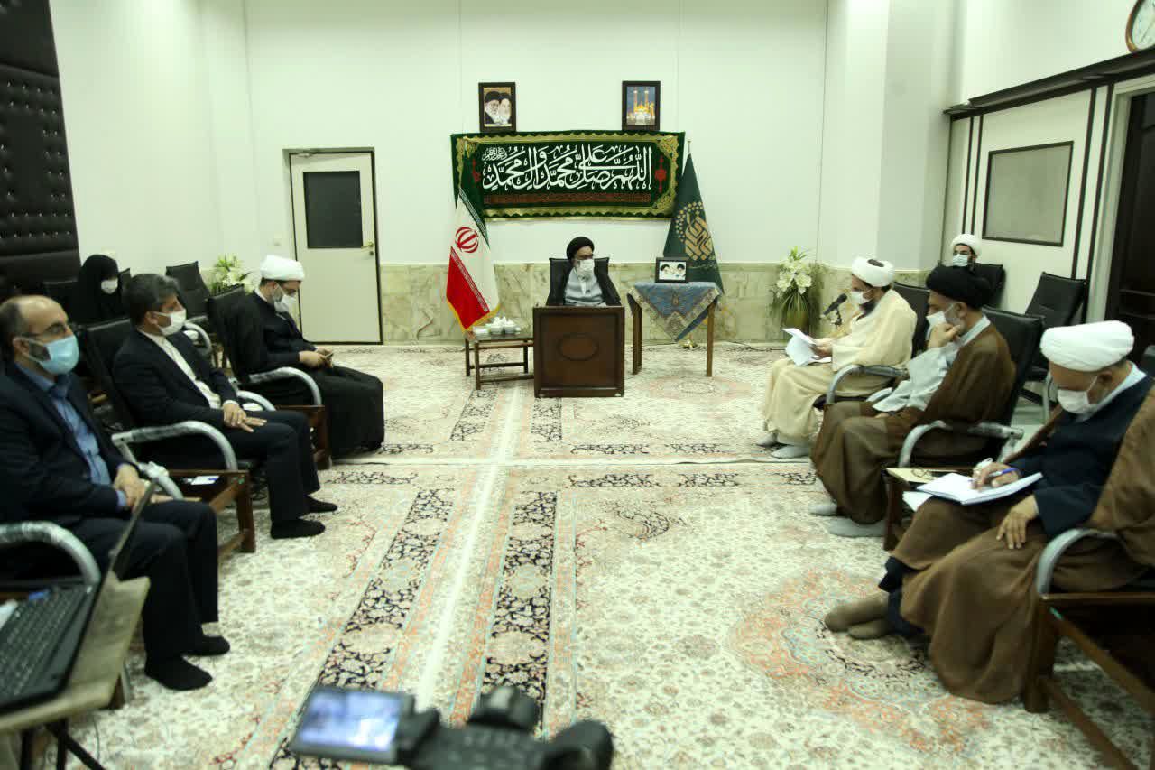 خادمان حرم هیچگاه از یاد حضرت معصومه(س) غافل نشوند

