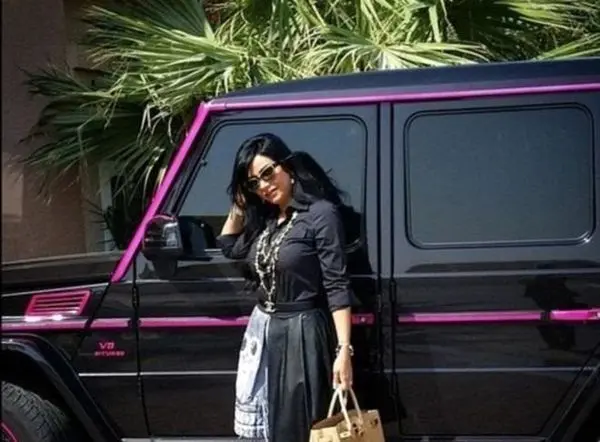 شهرت خانم مجری به دلیل خودروهای گران قیمتش+عکس