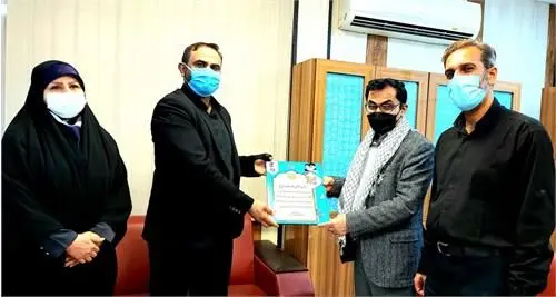 تجلیل از مدیر روابط عمومی شرکت فولاد خوزستان