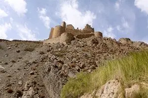 قلعه 2500 ساله ایران که در آن آب سربالایی می‌رفته! + عکس