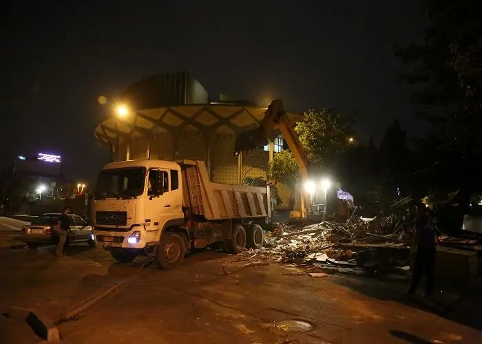 با دستورمقام قضایی، سازه نا ایمن محوطه تئاتر شهر در بوستان دانشجو برچیده شد


