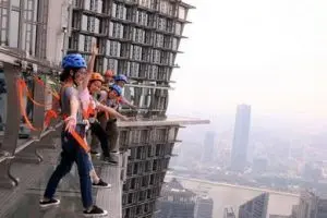 شرایط وحشتناک و باورنکردنی برای عکاسی بالای ساختمان 88 طبقه+عکس