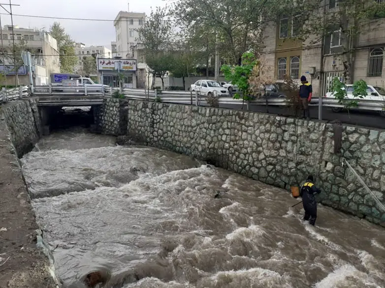 جمع آوری 60 تن زباله از مسیل ها و انهار شمال شرق تهران همزمان با بارش های بهاری

