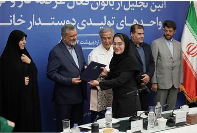 تقدیر از کارگران و زنان کارگر فعال در عرصه کار و تولید و واحدهای تولیدی دوستدار خانواده + اسامی


