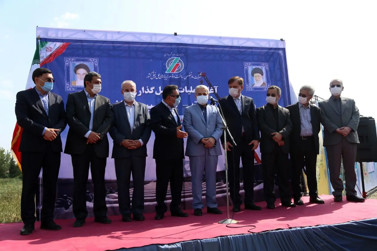 عملیات ریل گذاری مسیر رشت به منطقه آزاد انزلی آغاز شد

