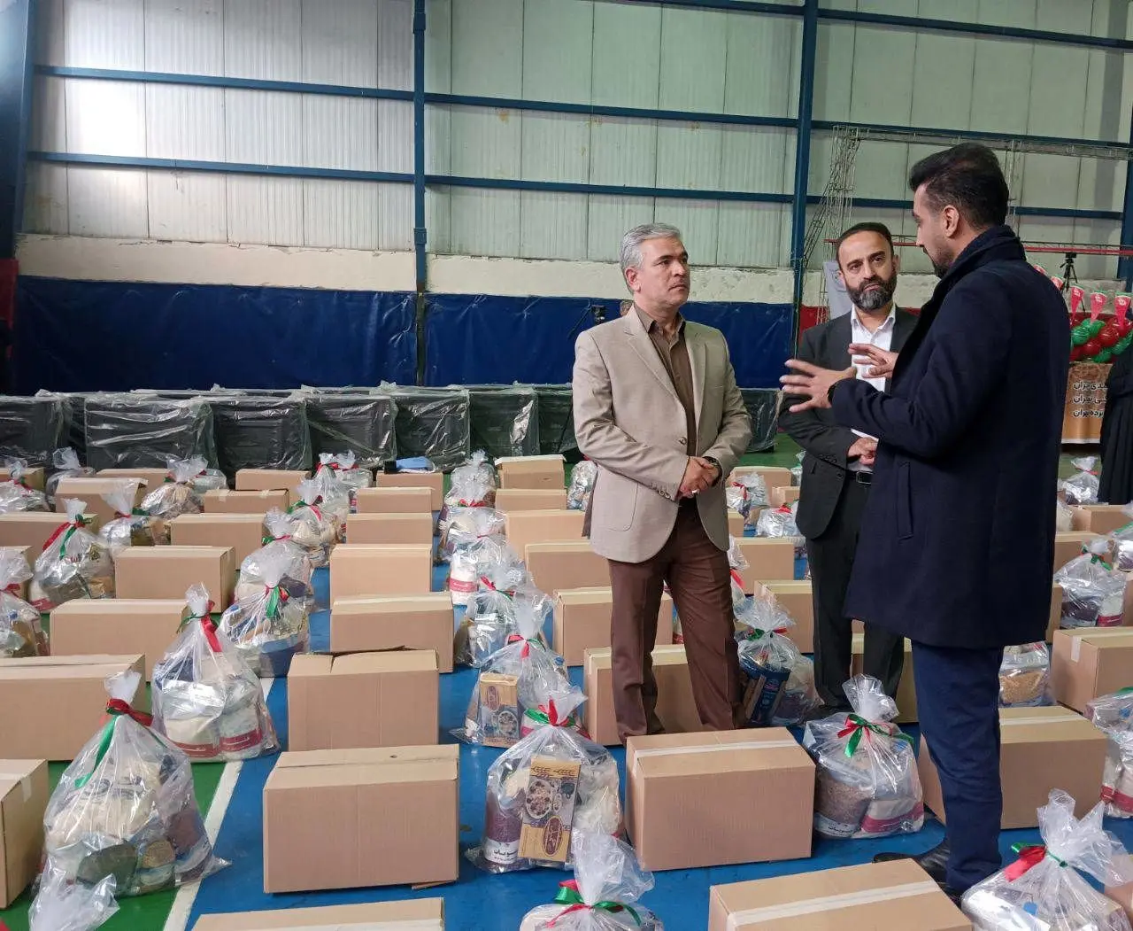 اهدای ۵۰۰ بسته معیشتی و ۳۵ دستگاه لوازم خانگی به خانواده‌های کم برخوردار منطقه ۱۵

