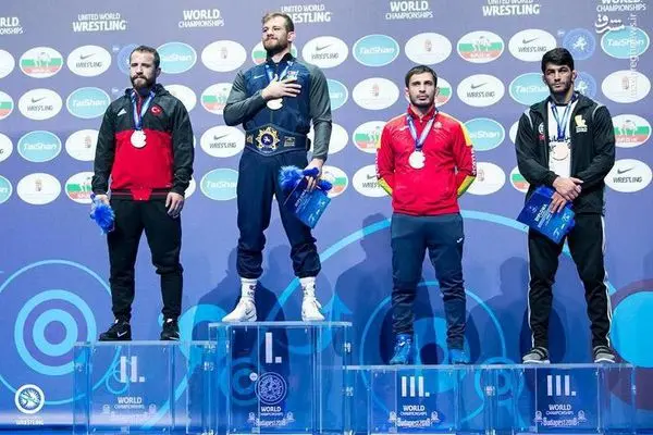 ناراحتی حسن یزدانی روی سکوی سومی+عکس