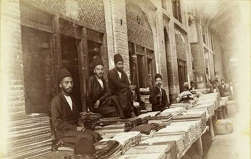 پارچه فروش‌های بازار تهران در ۹۵ سال قبل+عکس