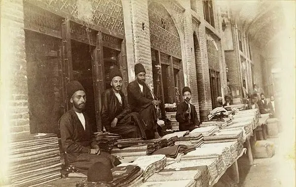 پارچه فروش‌های بازار تهران در ۹۵ سال قبل+عکس