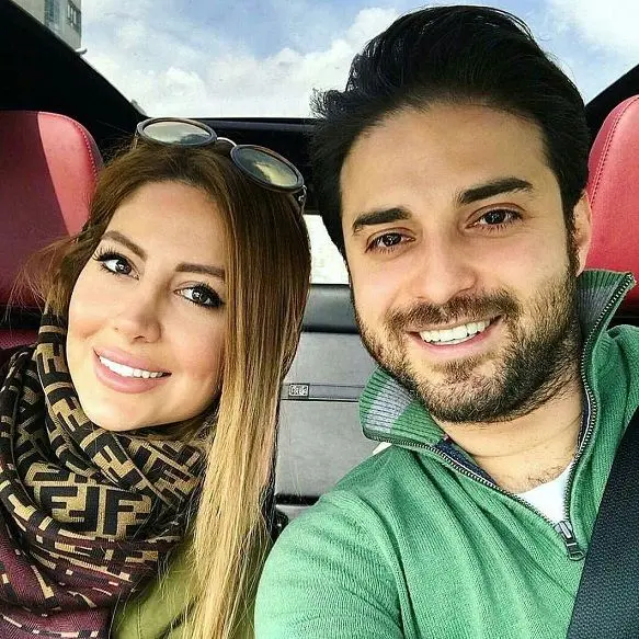 سلفی جالب خواننده مشهور و همسرش در خودرو