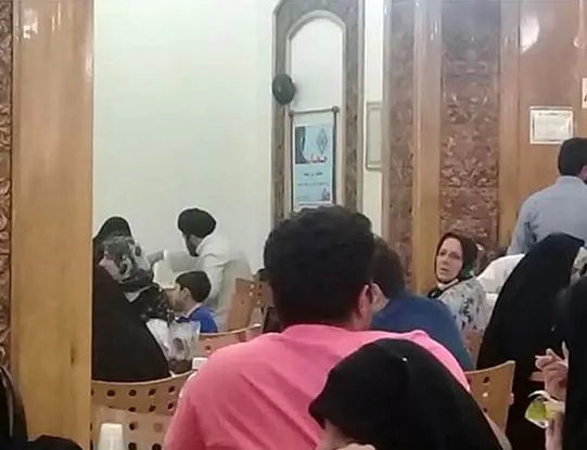 فرزند رهبر انقلاب با خانواده در یک رستوران +تصاویر