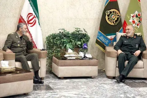 دیدار جمعی از فرماندهان سپاه با فرمانده کل ارتش

