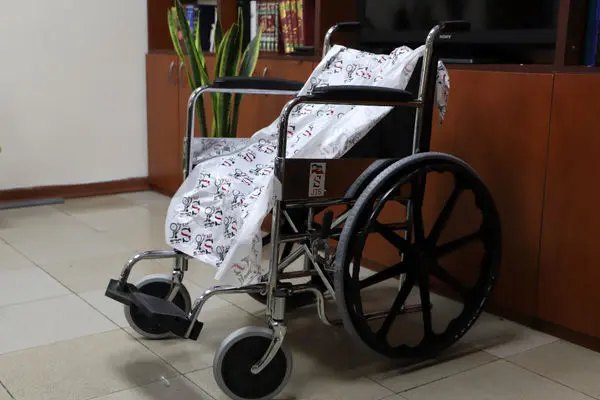 اهدای ویلچر به شهروند کم توان جسمی از محل فروش دربهای بطری جمع آوری شده در منطقه7 

