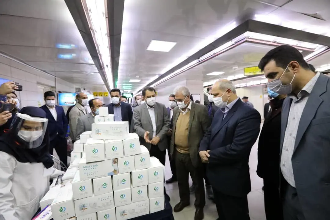 تمامی مسافران مترو از ماسک استفاده می کنند
