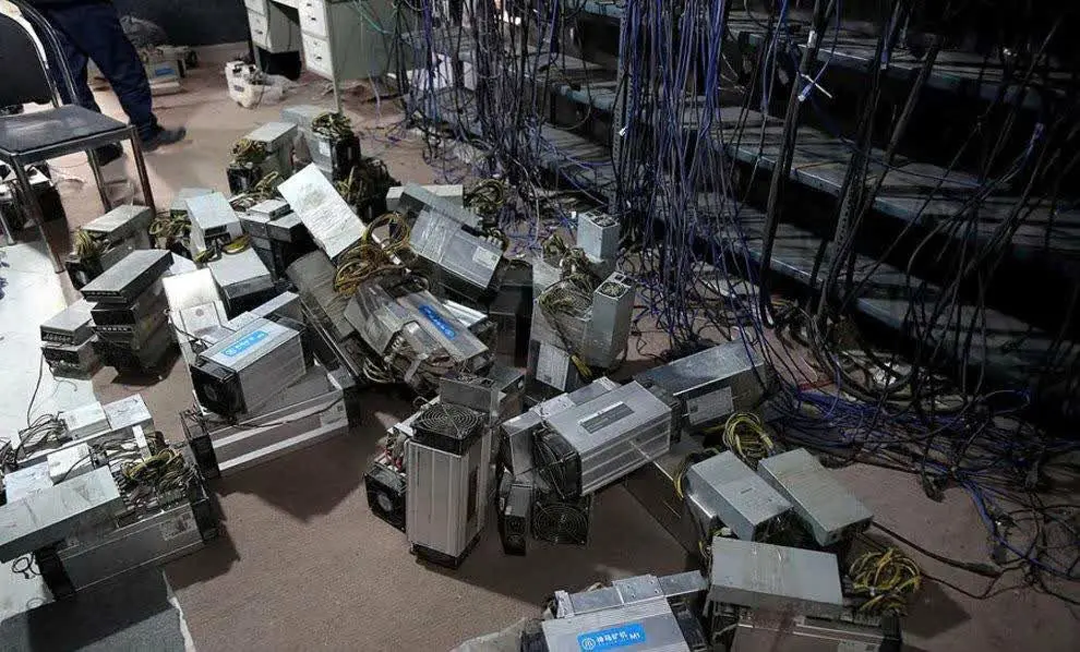 کشف ماینرهای استخراج ارز دیجیتال از یک مرغداری در قم

