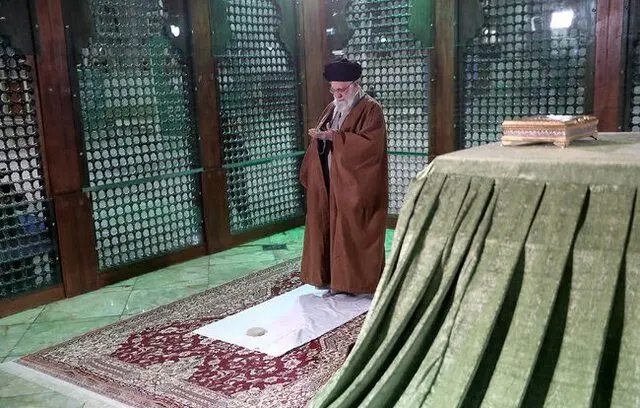 حضور رهبر انقلاب در حرم امام و گلزار شهدا

