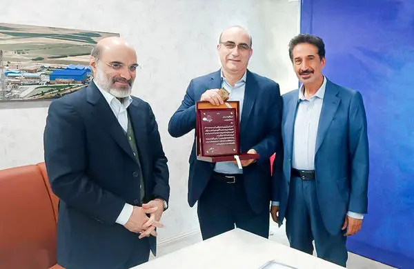 دریافت لوح تقدیر از دستان دکتر علی عسکری/از مدیرعامل بزرگ ترین آروماتیک ایران تجلیل شد