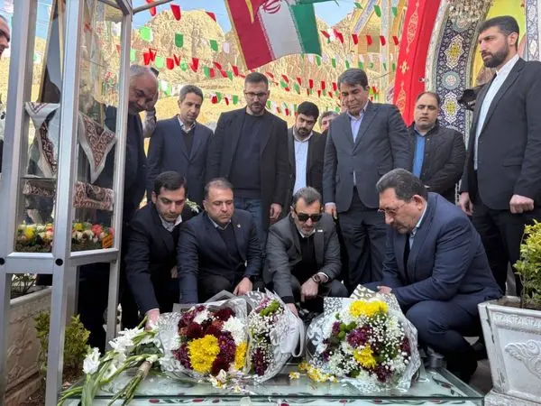 وز‎یر صمت مزار شهید سلیمانی و گلزار شهدای کرمان را زیارت کرد