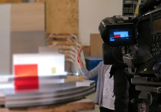 مجری که حین صحبت از خودکشی با چاقو به جان خود افتاد! +عکس